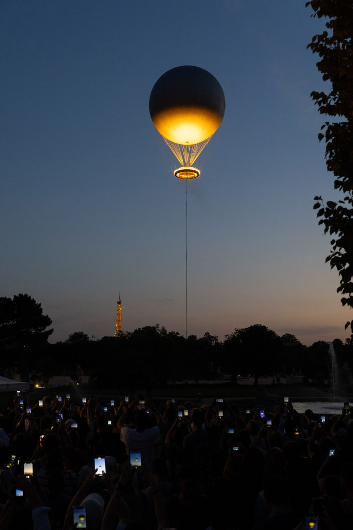 Vasque-olympique-montgolfiere-Paris-2024-ballon-tour-Eiffel-eclairage-LED-crepuscule-Designer-Mathieu-Lehanneur-Jeux-olympiques-et-paralympiques-ete-Copyright-Josephine-Brueder-Ville-de-Paris